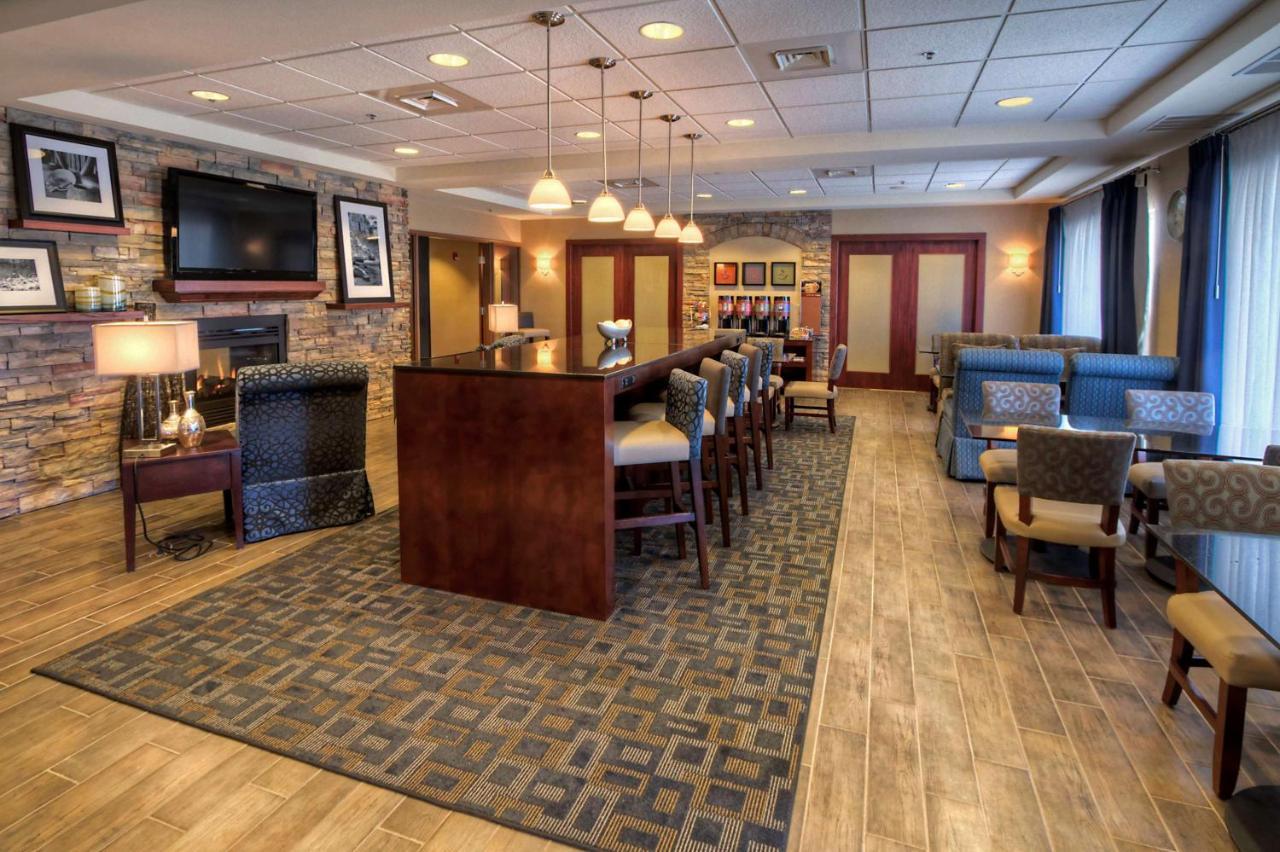 Hampton Inn - Грейт-Фолс Экстерьер фото